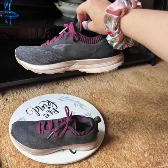 Brooks Ricochet Sneaker 9.5 1202921B018 Running Shoes Black, Burgundy. - Picture 5 of 17